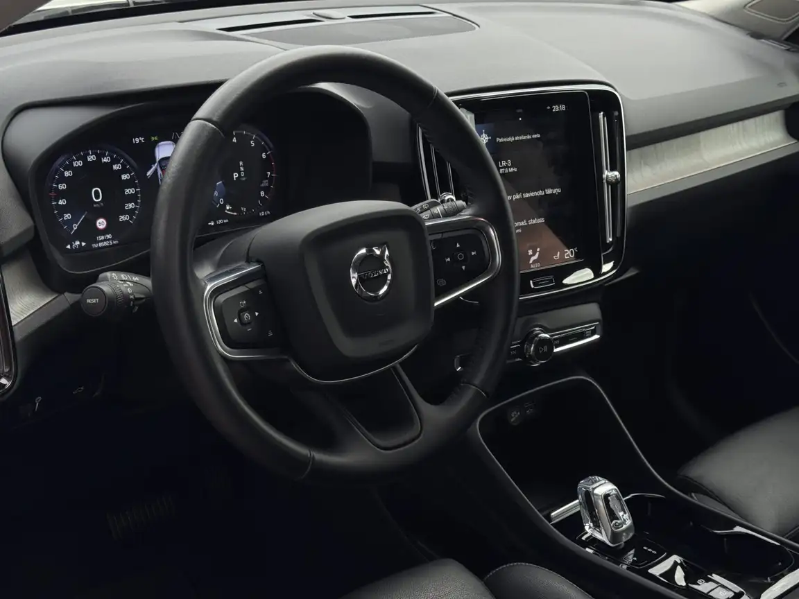 VOLVO XC40