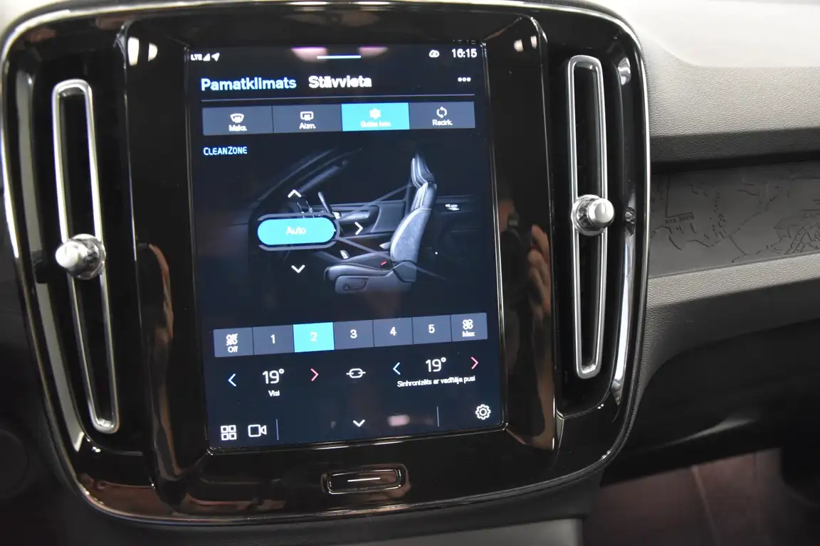 VOLVO XC40