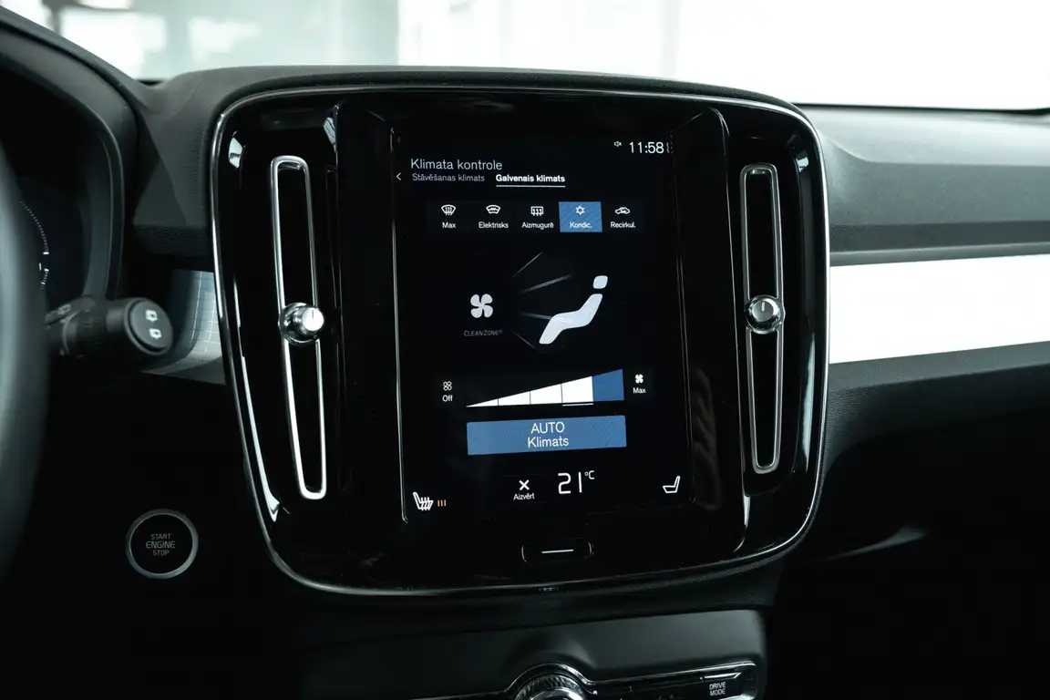 VOLVO XC40