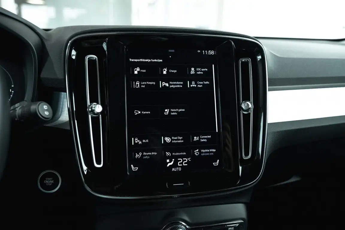 VOLVO XC40