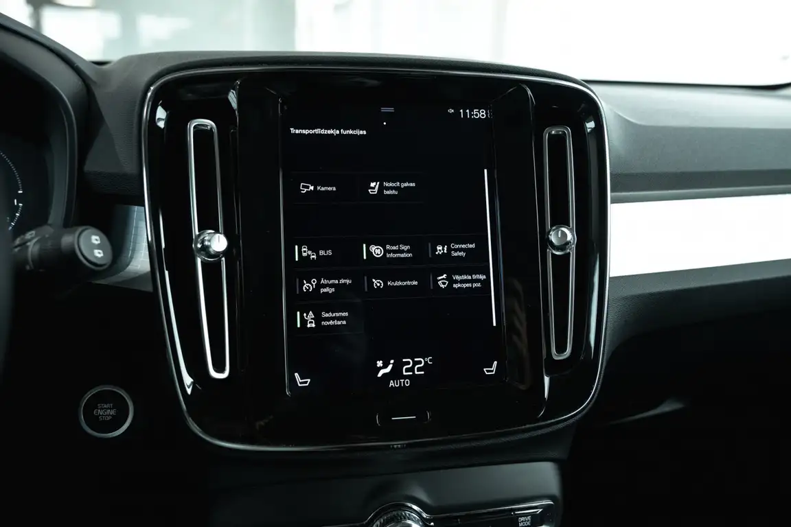 VOLVO XC40