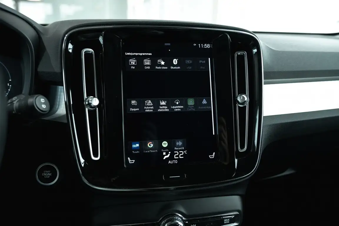 VOLVO XC40