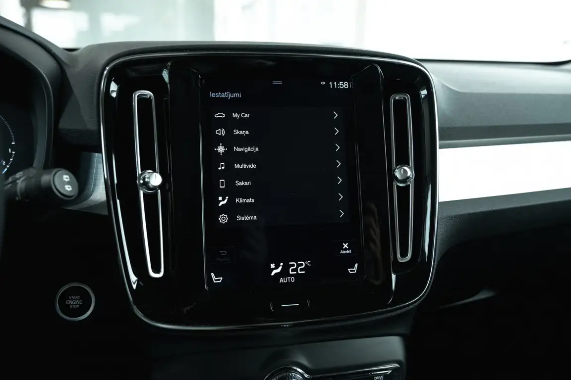 VOLVO XC40