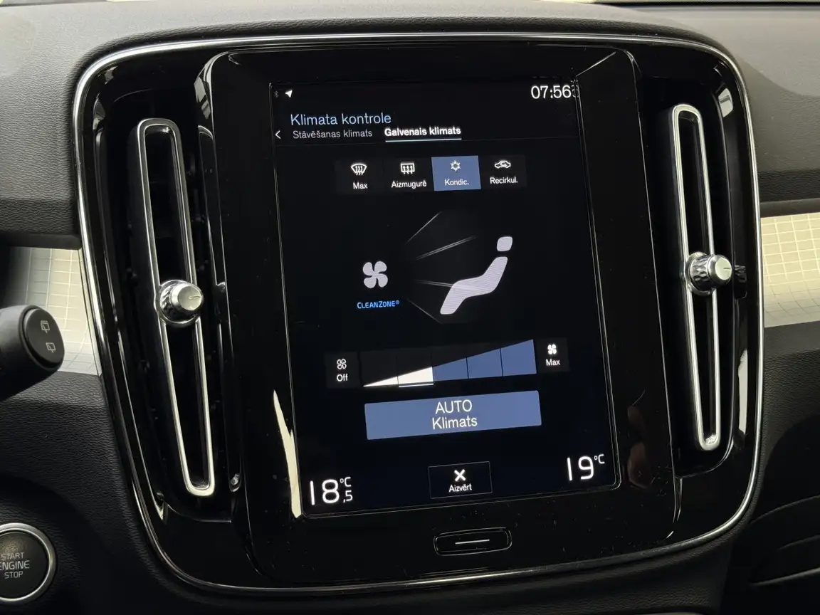 VOLVO XC40