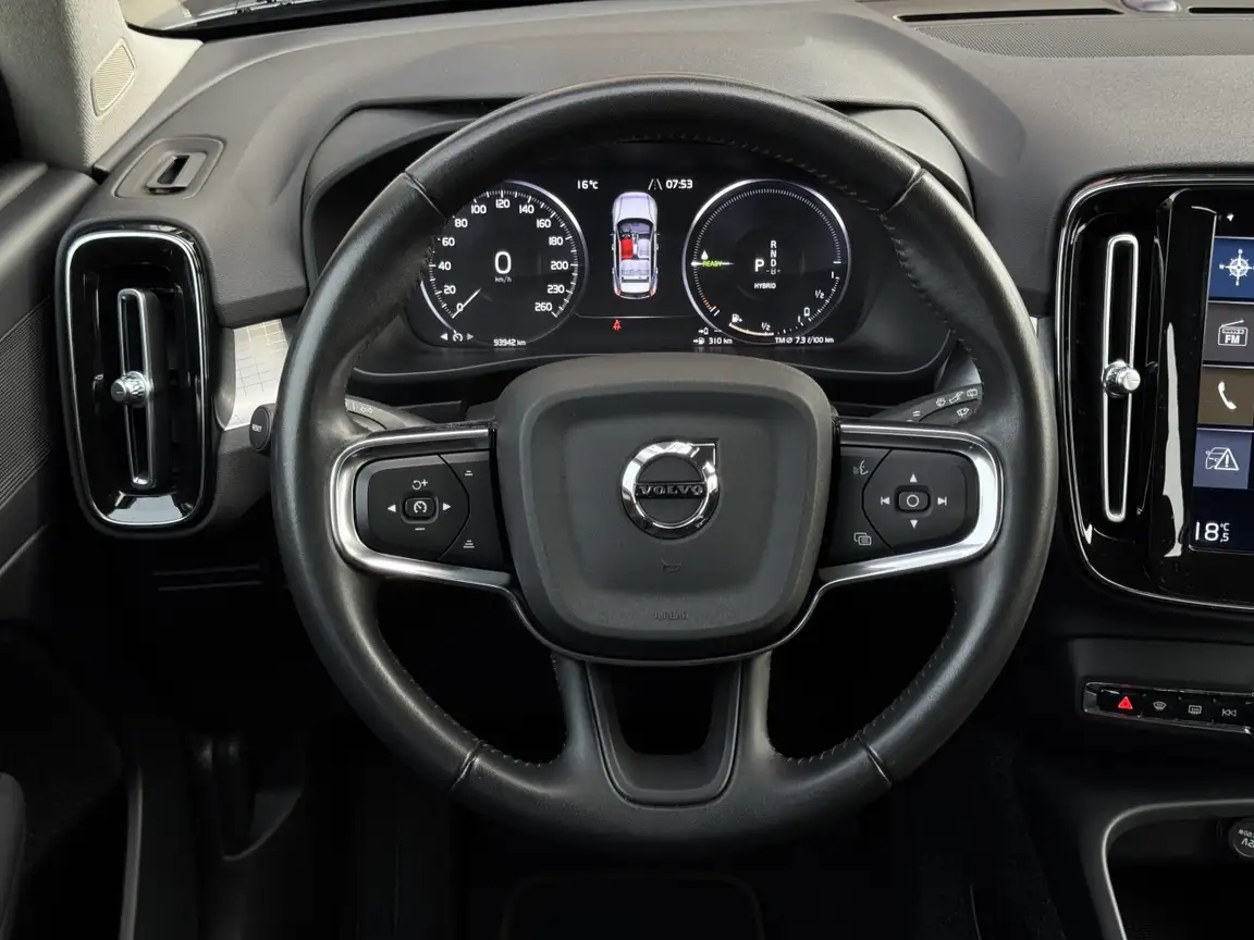 VOLVO XC40