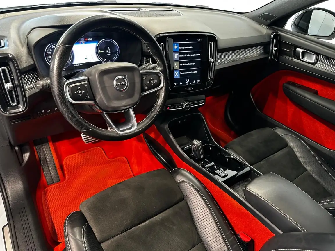 VOLVO XC40