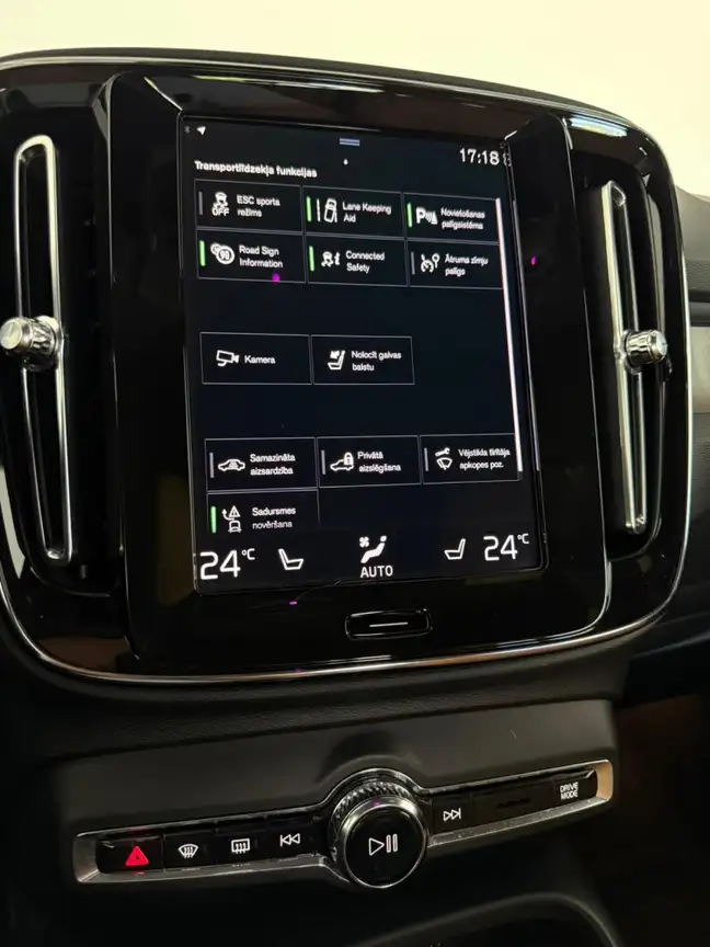 VOLVO XC40