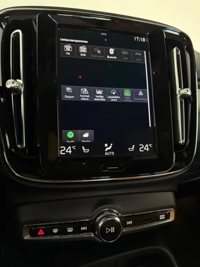 VOLVO XC40