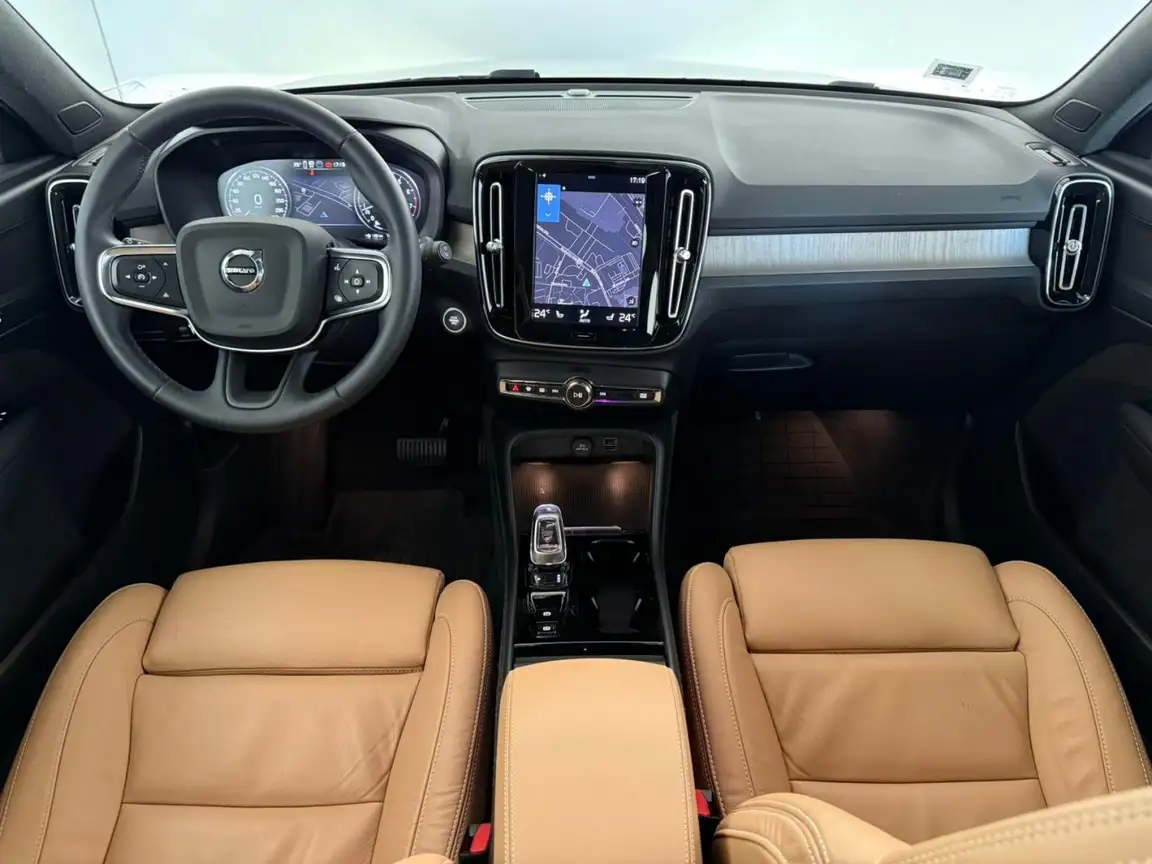 VOLVO XC40