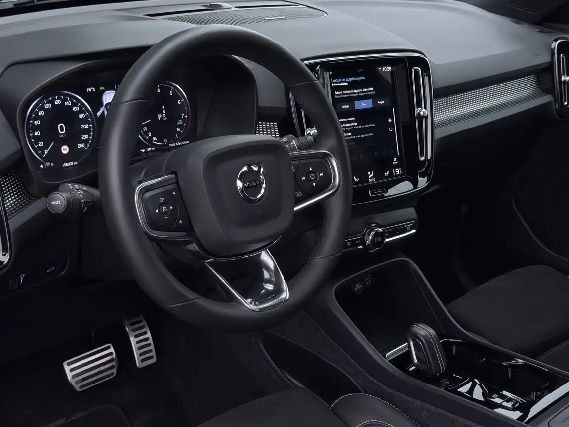 VOLVO XC40