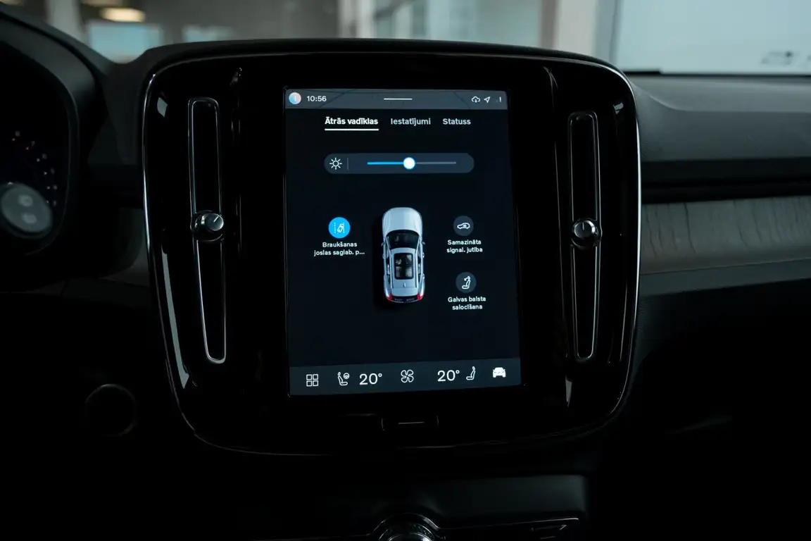 VOLVO XC40
