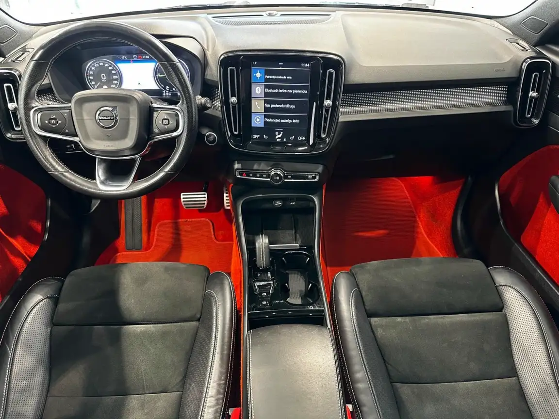 VOLVO XC40