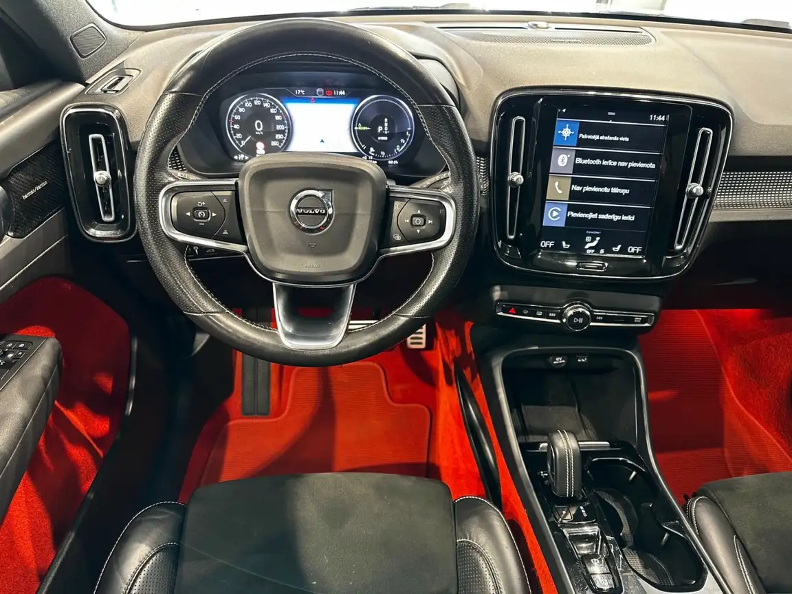 VOLVO XC40