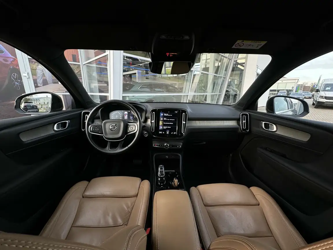 VOLVO XC40