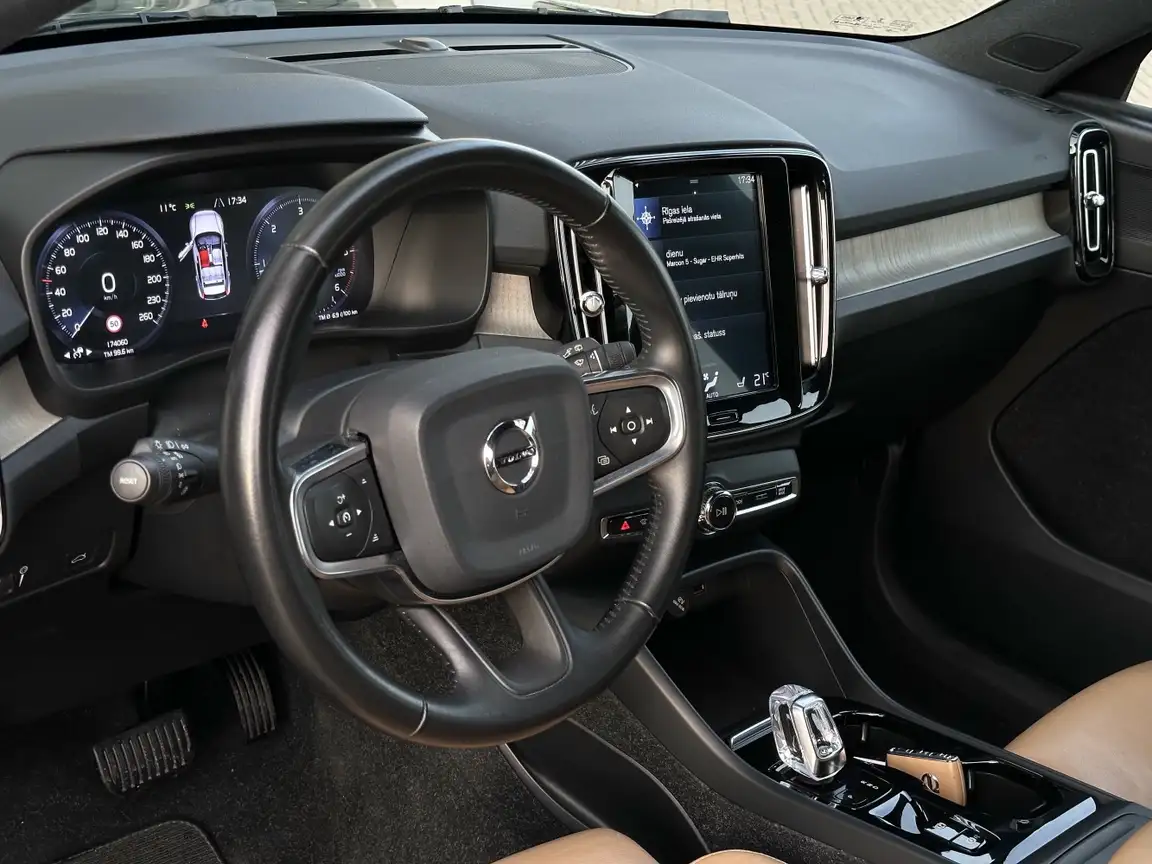 VOLVO XC40