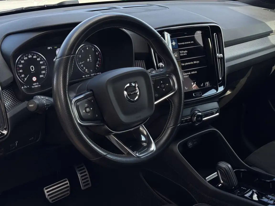 VOLVO XC40