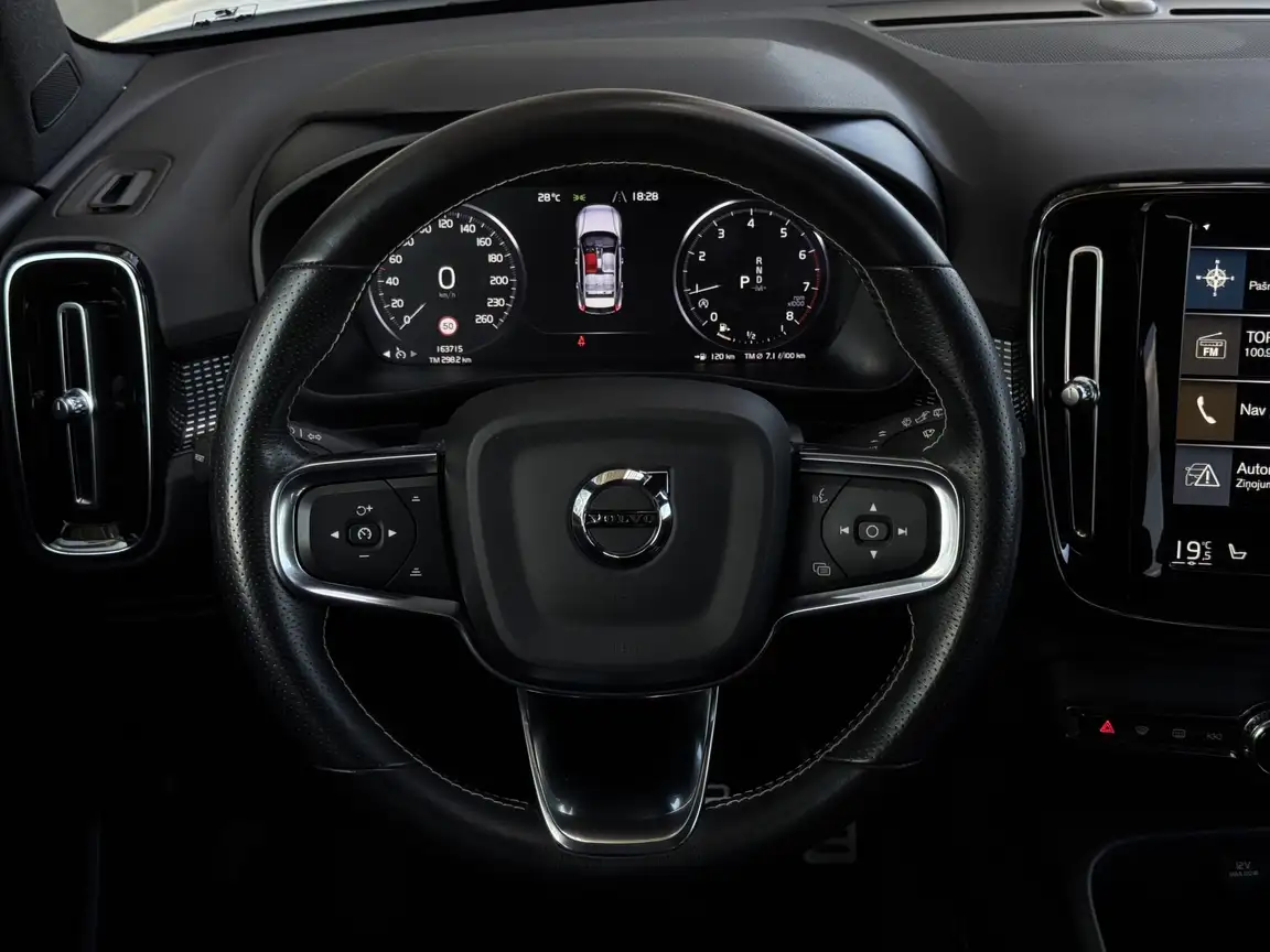 VOLVO XC40