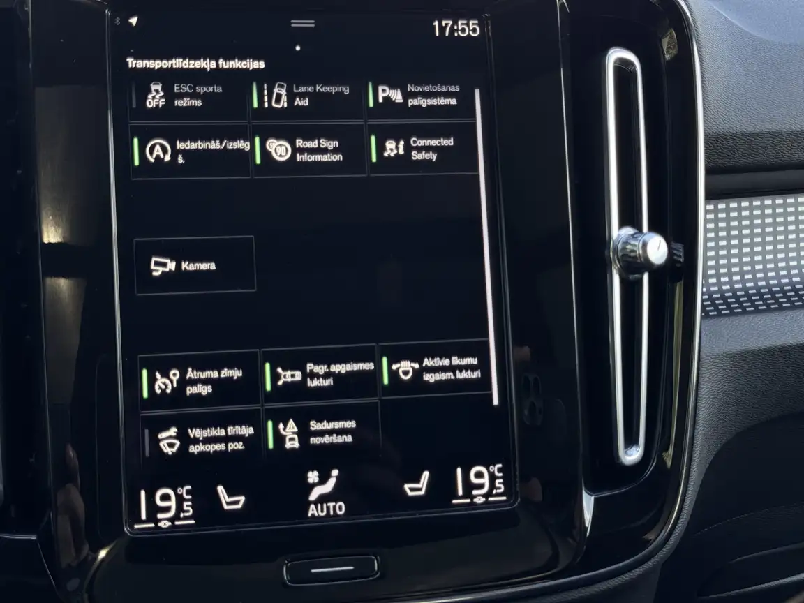 VOLVO XC40