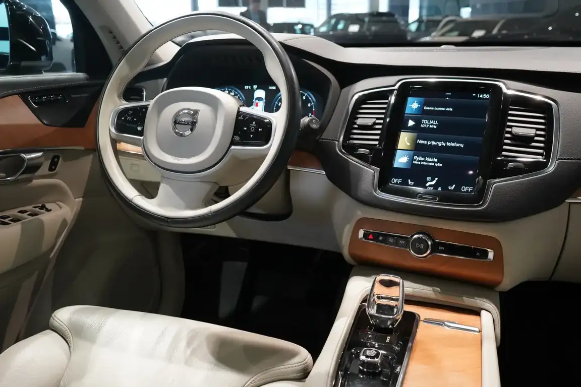 VOLVO XC90
