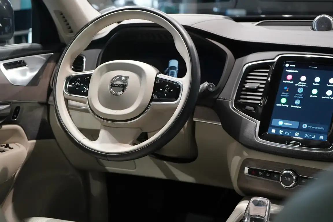 VOLVO XC90