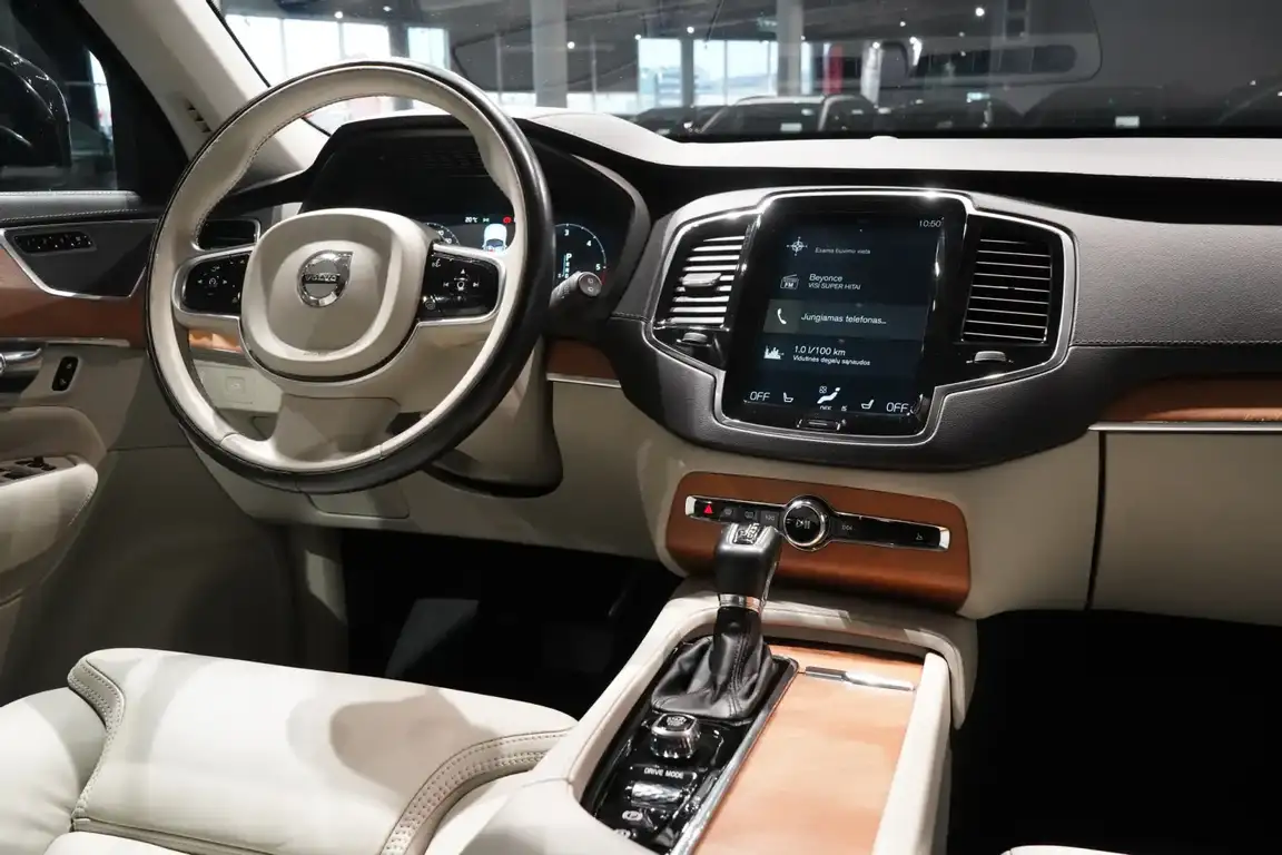 VOLVO XC90