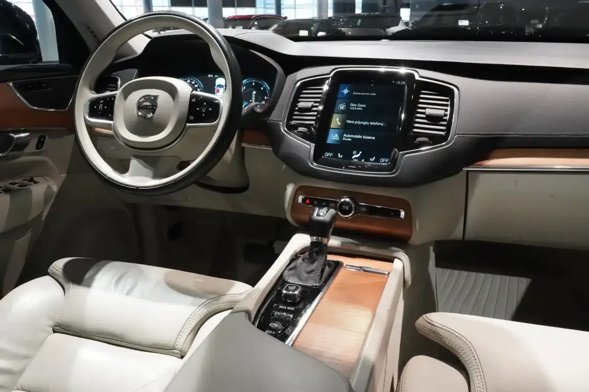 VOLVO XC90