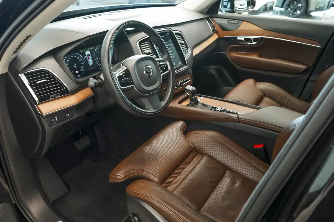 VOLVO XC90