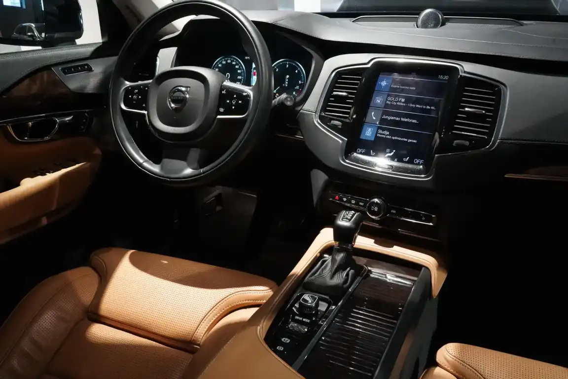 VOLVO XC90