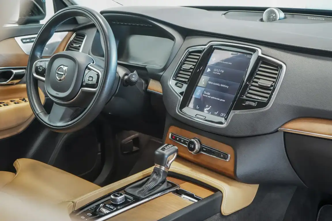 VOLVO XC90