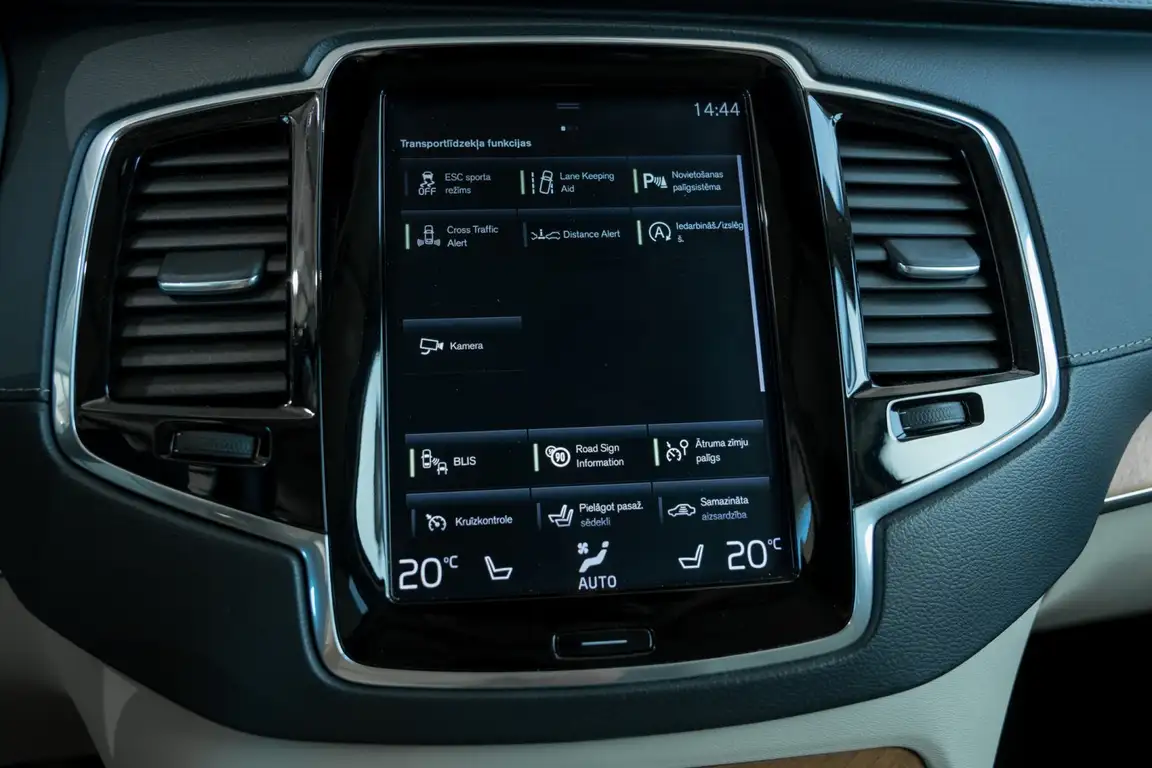 VOLVO XC90