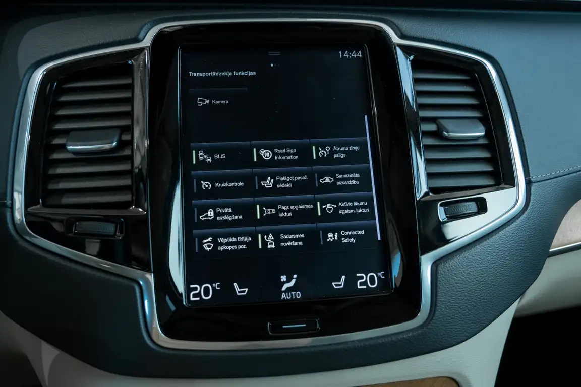 VOLVO XC90