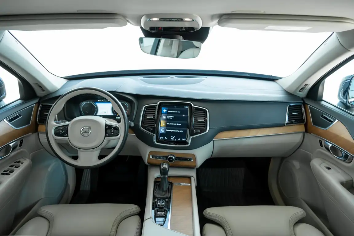 VOLVO XC90