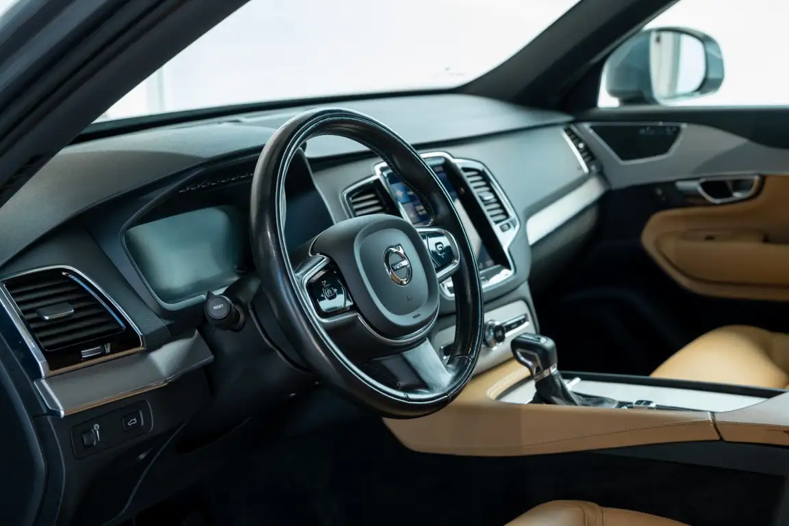 VOLVO XC90
