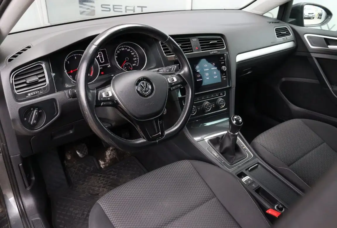 VOLKSWAGEN GOLF