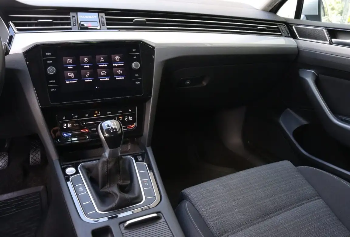 VOLKSWAGEN PASSAT