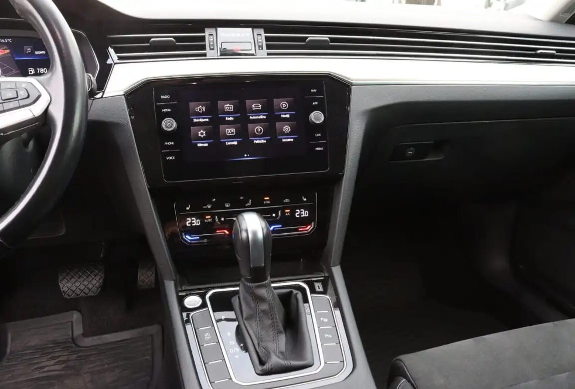VOLKSWAGEN PASSAT