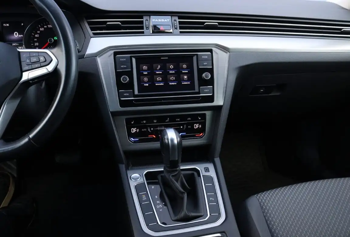 VOLKSWAGEN PASSAT