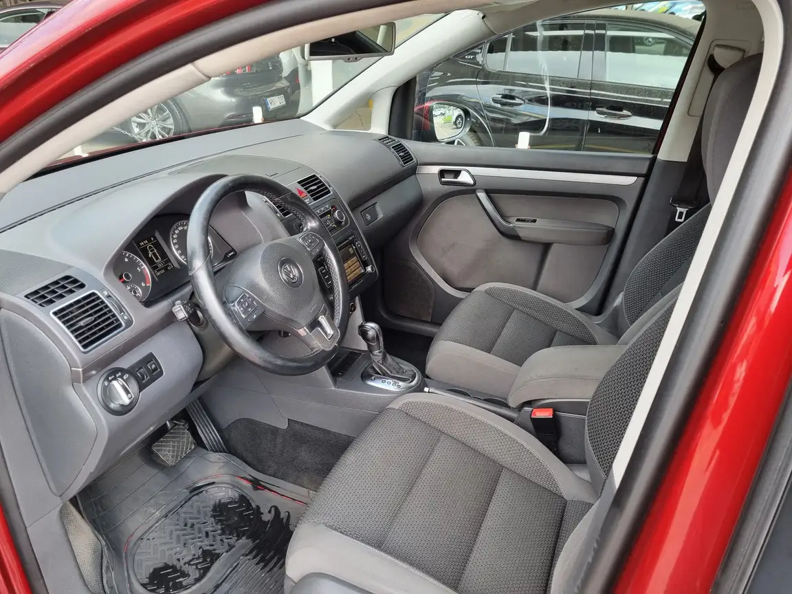 VOLKSWAGEN TOURAN