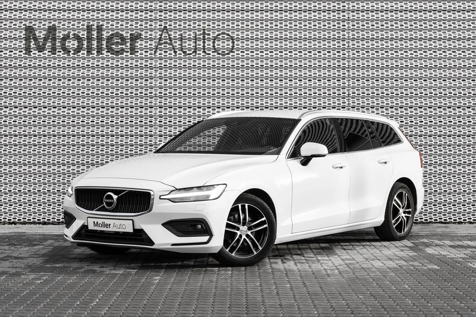 Volvo V60 D4 2.0 140kW - Универсал - 2019 - 101334 км - Дизель - 2.0 л -  Автоматическая - FWD 23.990 €