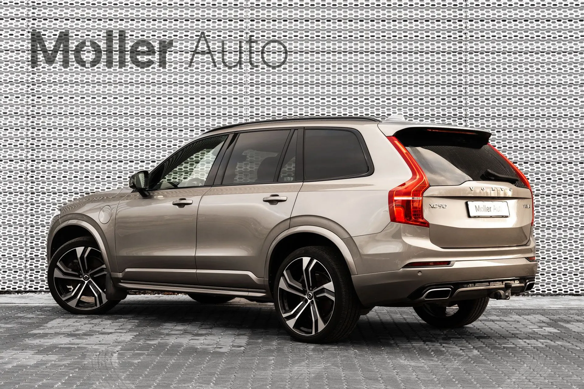 Volvo XC90 T8 Twin-Engine R-design 2.0 288kW - Джип - 2019 - 131730 км -  Plug-in гибрид - 2.0 л - Автоматическая - AWD 44.990 €